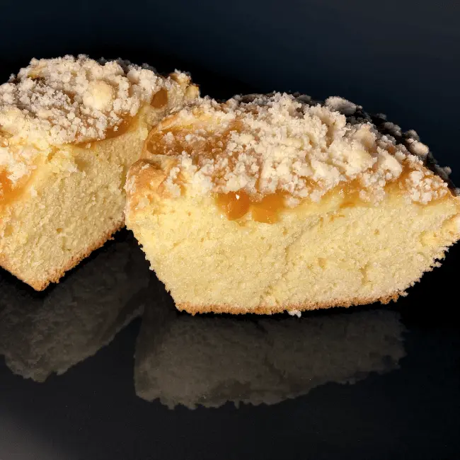Babka jogurtowa z nadzieniem o smaku morelowym