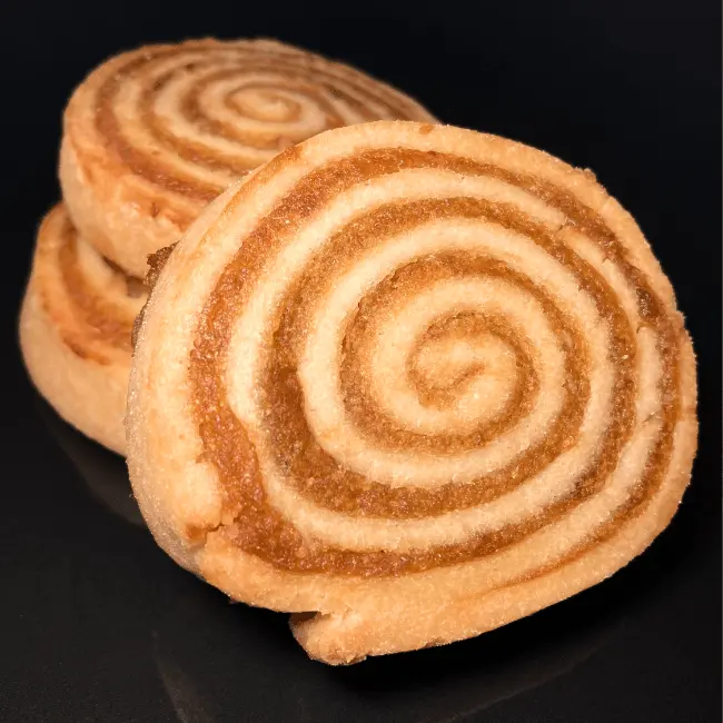 Ciastka kruche spiralki z marmoladą jabłkową